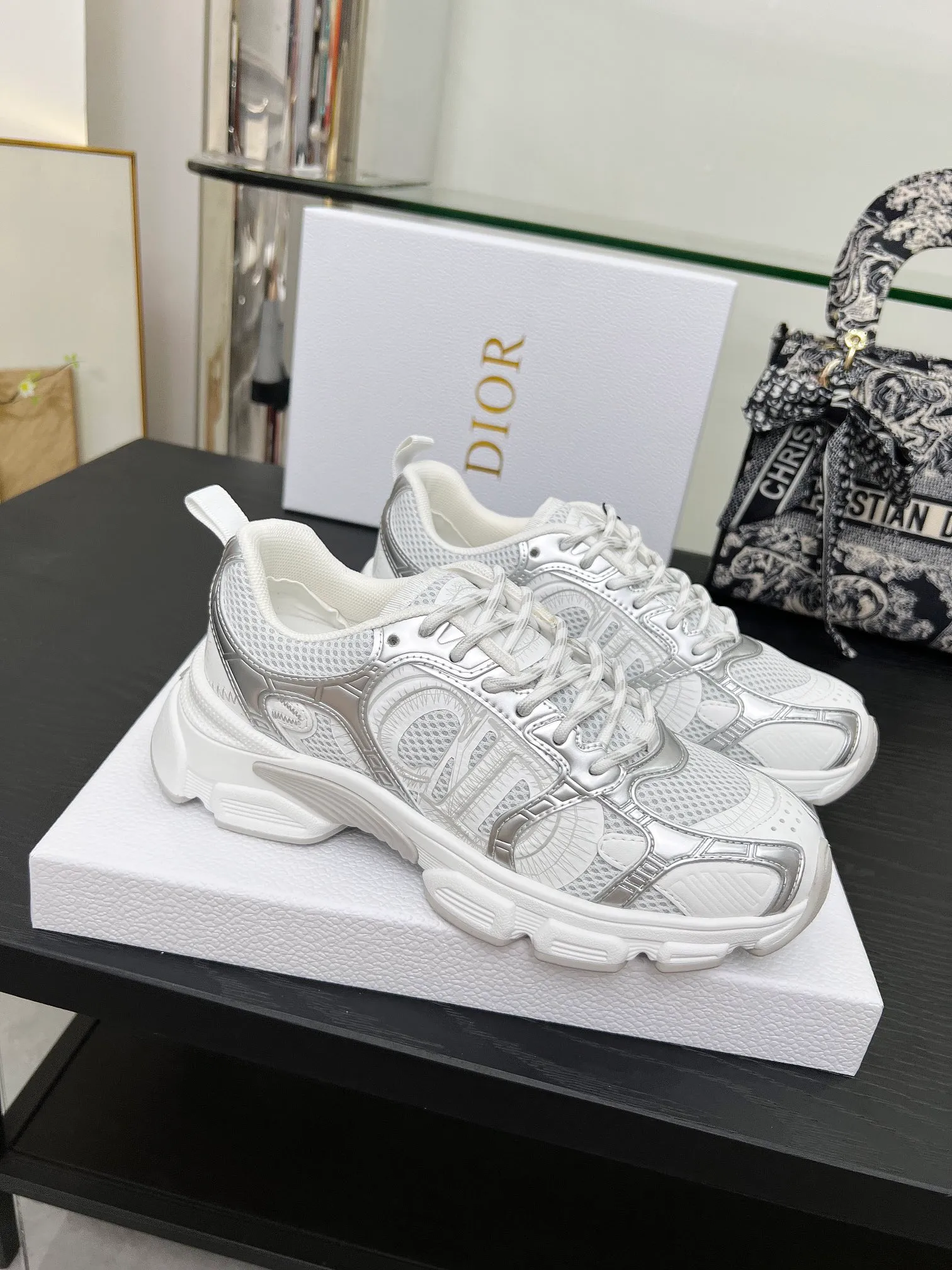 P560🐮🐮The official website of Dijia's new colors has been updated simultaneously [Celebration] This Dior Vibe sneaker incorporates Dior's high-end spirit and reinterprets classic running shoes. White mesh fabric features an Oblique print and is paired with laminated leather-effect panels in gold and silver tones for a contrasting look. It is further embellished with classic details such as 3D effect details, the lucky star symbol on the rear, and the logo on the tongue and rear pull tab. The lightweight sole is embellished with gray stars, complementing a variety of casual or elegant pieces for a modern look. Size: Women’s size 35-41 (35/42 can be customized) Men’s size 40-46 (39/46 can be customized)